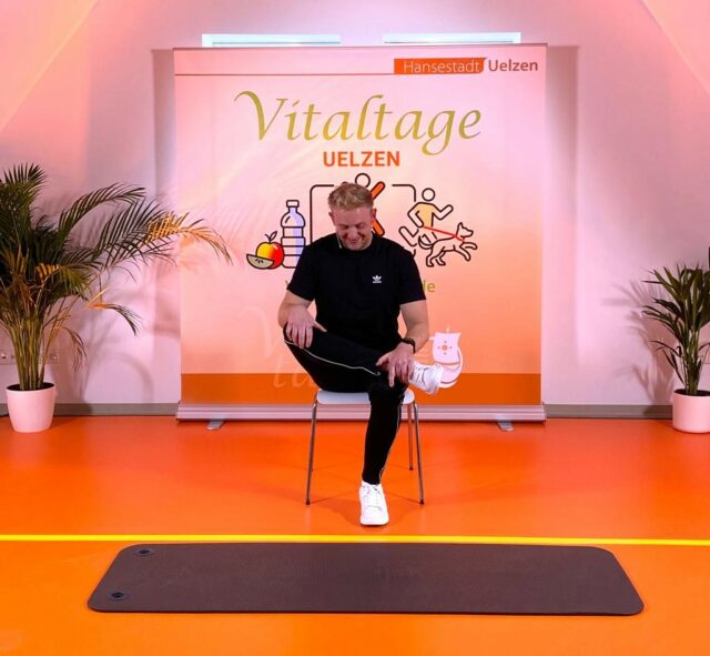 Physiotherapeut Francesco Sabatino zeigt seine Übungen live für Zuhause zum Mitmachen.