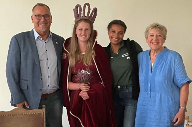 Foto: © Stadtmarketing Uelzen: Schauspielerin Marie-Luise Marjan lud frisch gewählte Heidekönig zu ihrer Krimi-Lesung im Kulturzelt ein.rjan_neue Heidekönigin Franziska Röhrs